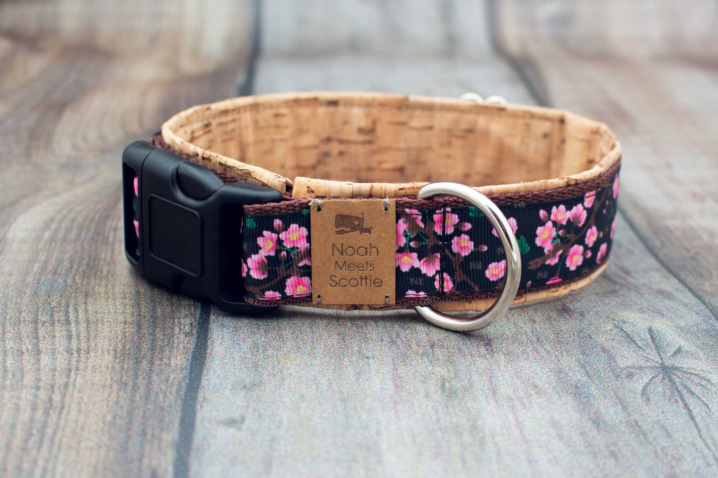Hundehalsband SAKURA – Kirschblütenmuster in Rosa und Schwarz, mit Kork gefüttert, verstellbar, romantisch, robust und einzigartig für Hunde