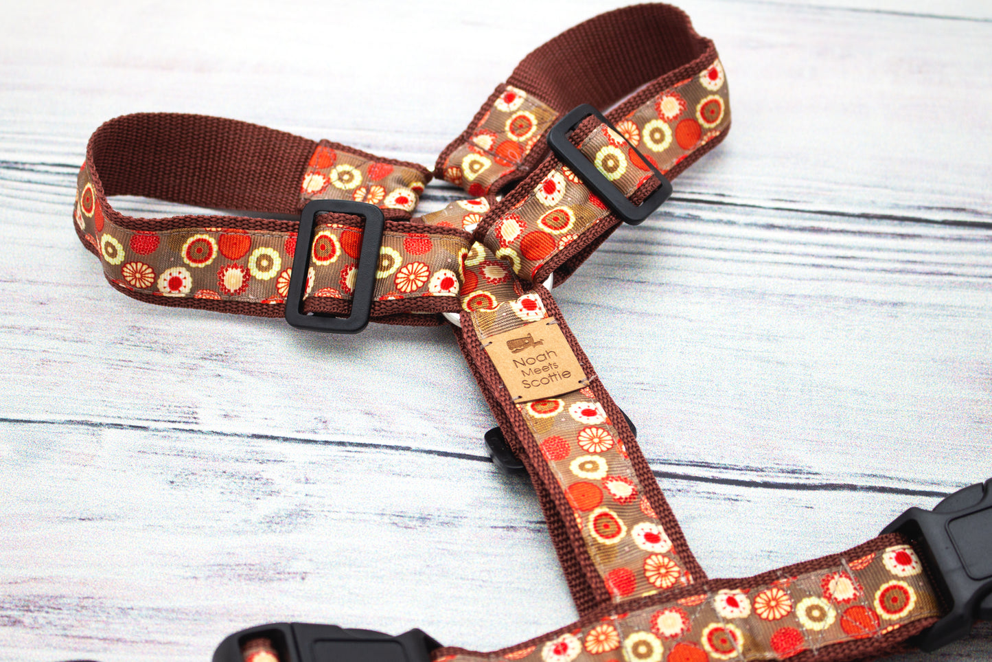 Herbstliches Hundegeschirr NATSUKI, Blumenmuster in Braun, Creme und Orange, natürliches und freundliches Design