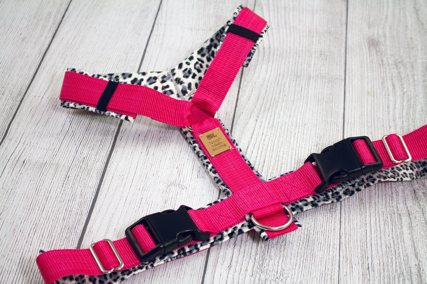Hundegeschirr SNOW MEOW mit Snow-Leopard-Design, pinker Rand, verstellbar, viel Bewegungsfreiheit