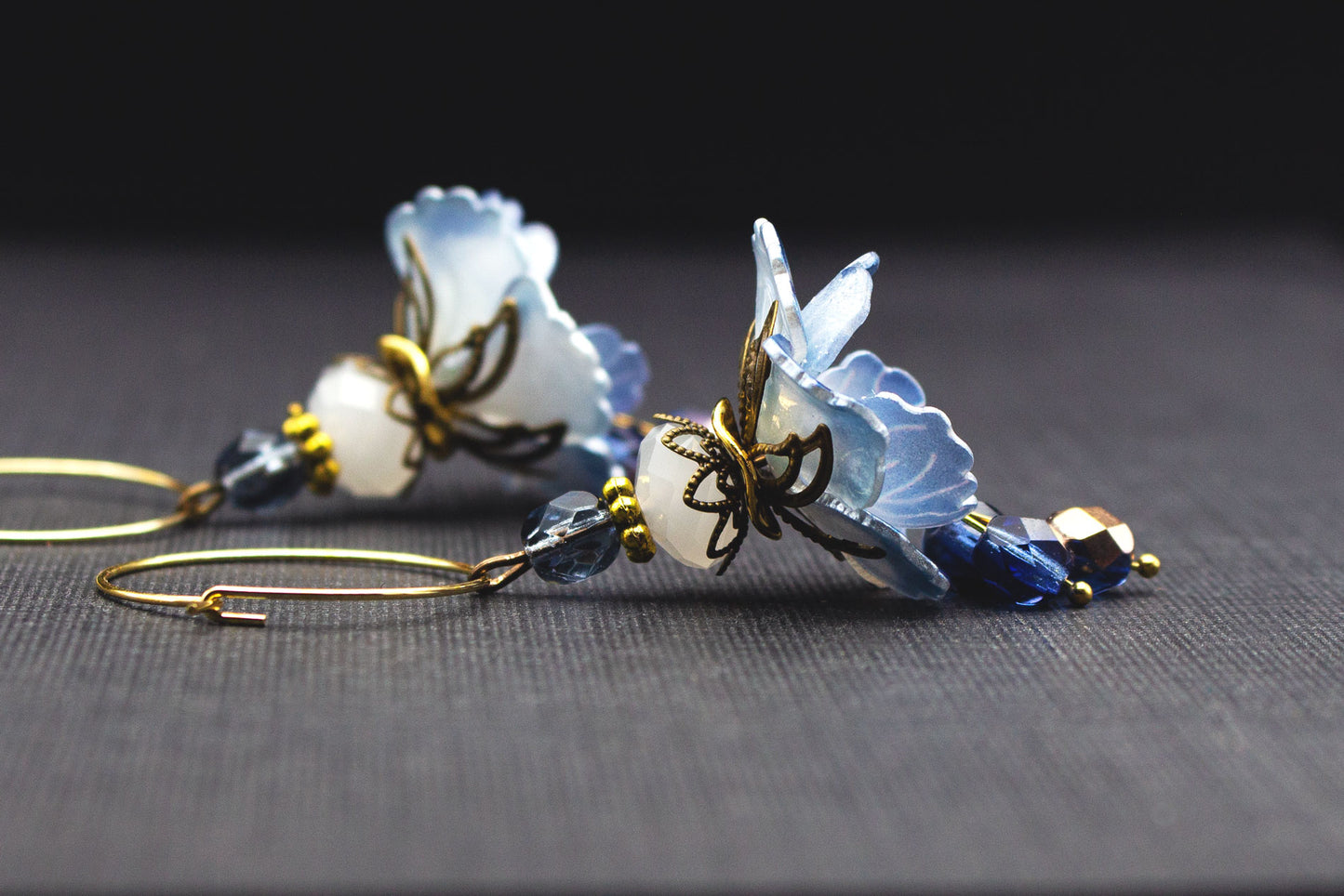 Elegante Creolen mit Blüten in Himmelblau und Weiß, goldfarbenen Details und Glasperlen – 7 cm
