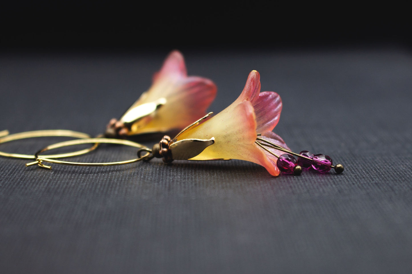 Acrylblüten Creolen in Gelb Rosa – elegante Statement Ohrringe für Sommer und Hochzeit