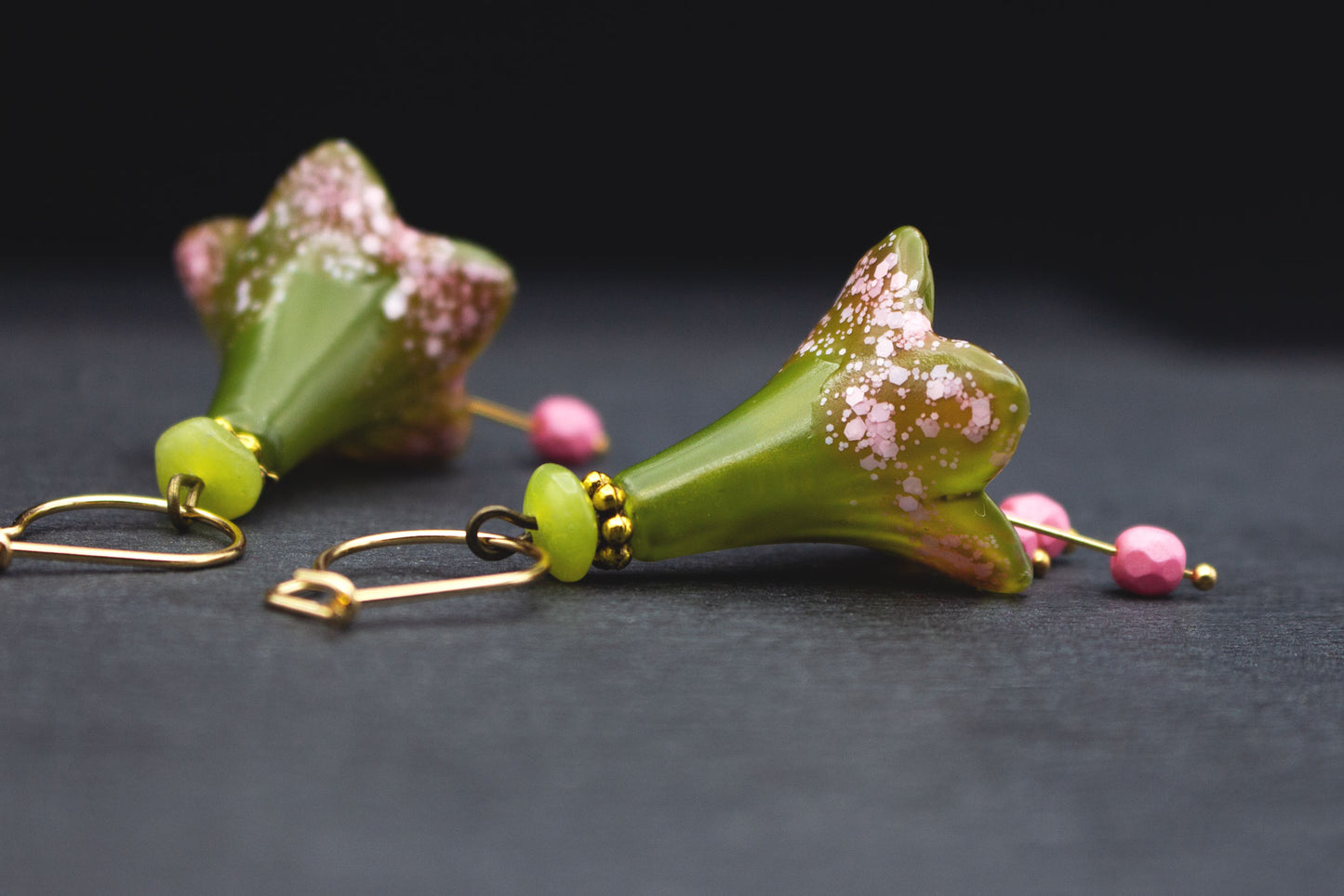 Handbemalte Blüten Creolen Olivgrün Rosa – floraler Ohrschmuck verspielt und edel