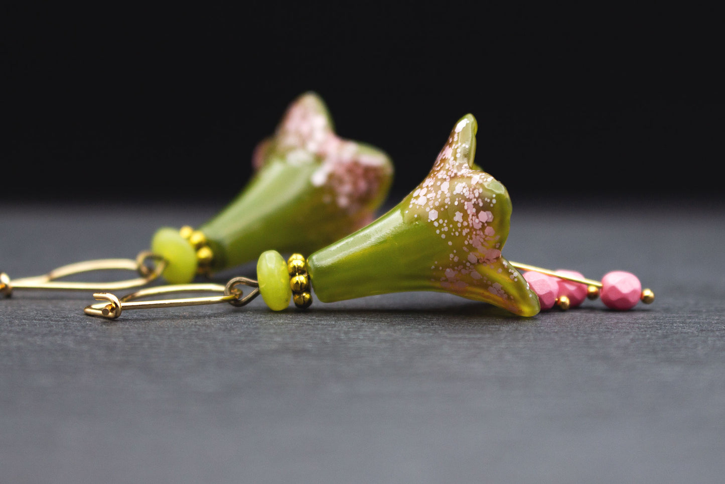 Blüten Creolen Ohrringe Olivgrün Rosa – romantischer Schmuck für Hochzeit Sommer