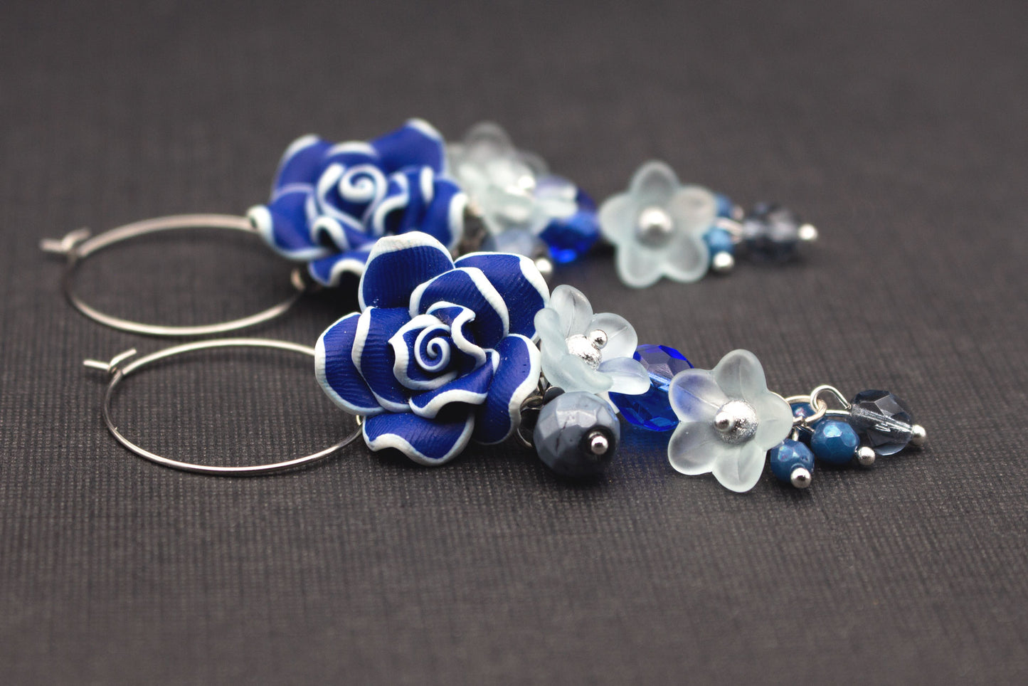 Detailansicht Fimo-Blüten Ohrringe in Blau und Weiß mit Glasperlen