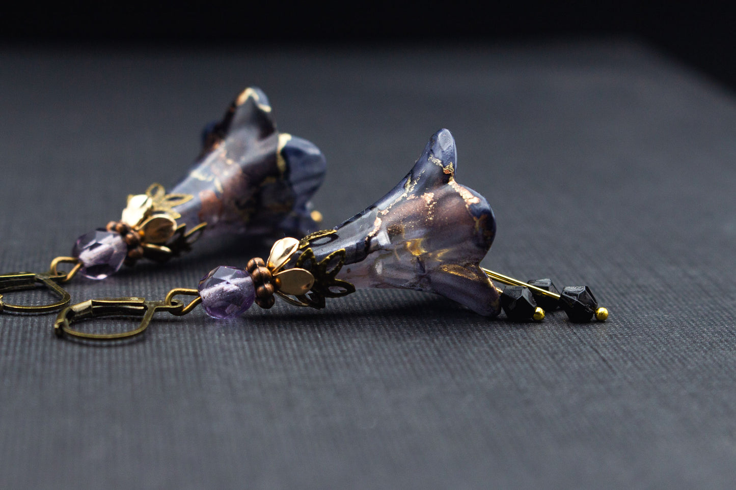 Blütenohrringe in Flieder und Lila mit Glasperlen in Schwarz und bronze-goldenen Details