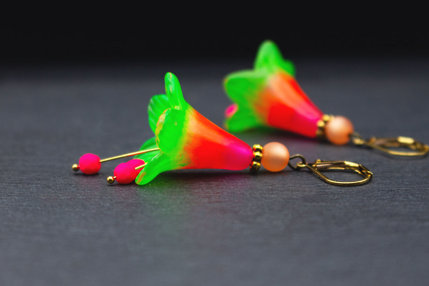 Handbemalte Blütenohrringe in Neonfarben mit Glasperlen für Sommer und Festival