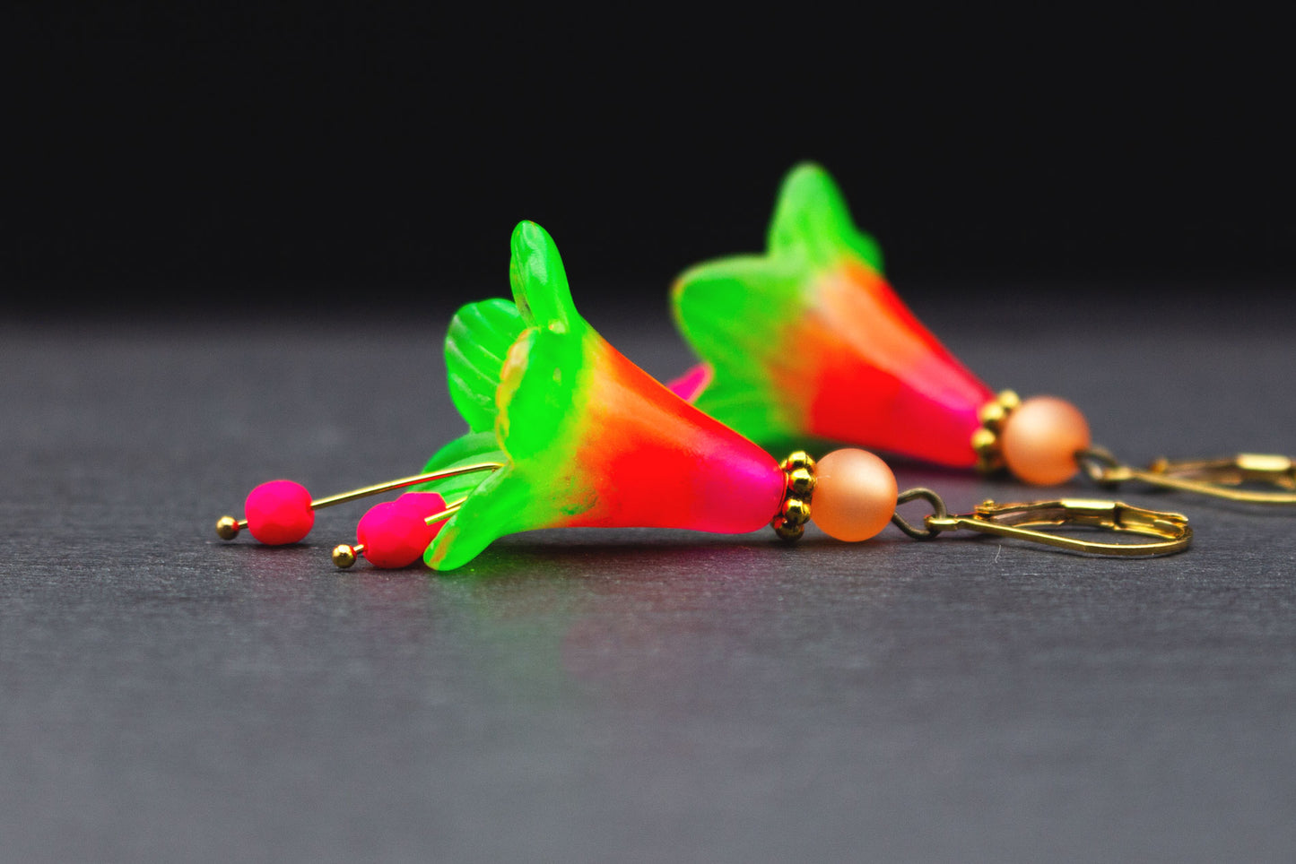 Ohrhänger in Neonfarben mit Blüten, romantischer und auffälliger Sommerschmuck
