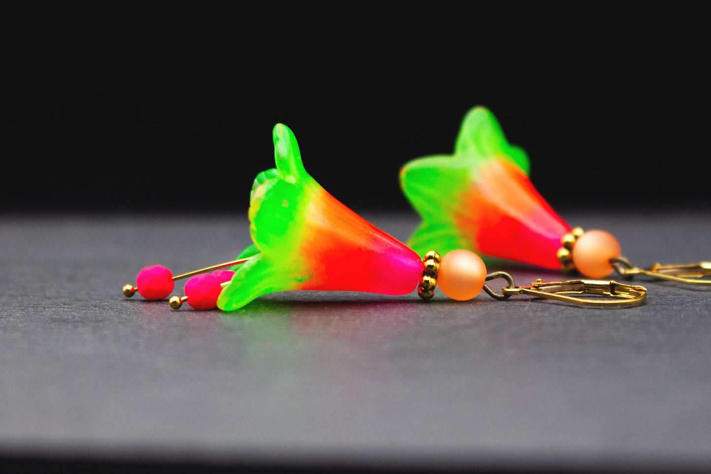 Blumenohrringe bunt im Neonlook, handbemalt mit Glasperlen, Festival Ohrringe für Damen