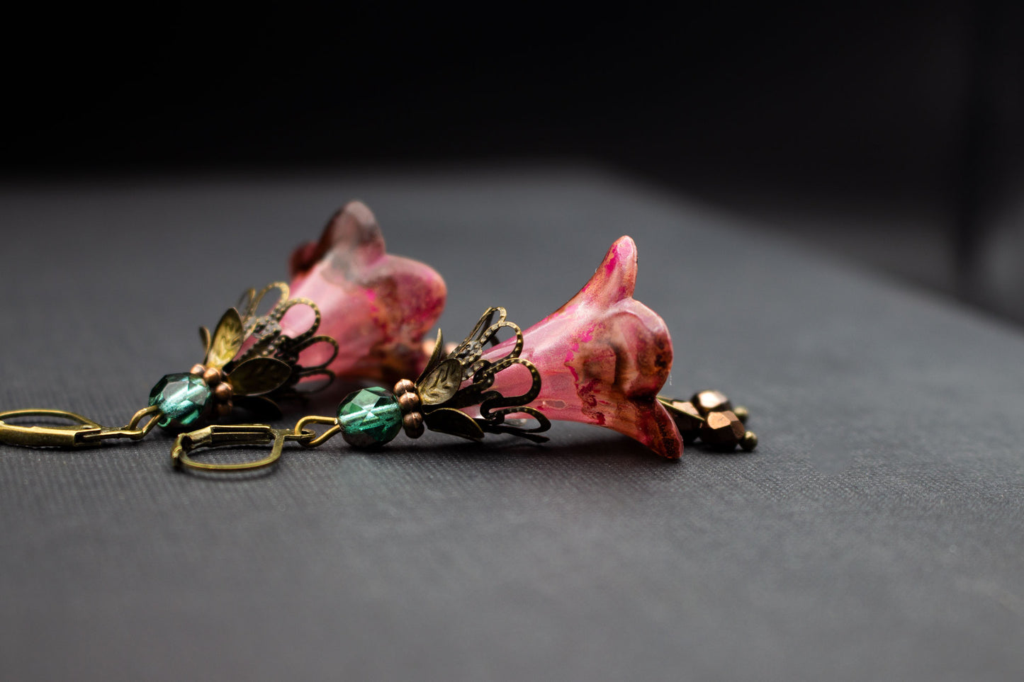Romantische Ohrringe mit Blumen in Rosa und Braun, ergänzt durch Glasperlen