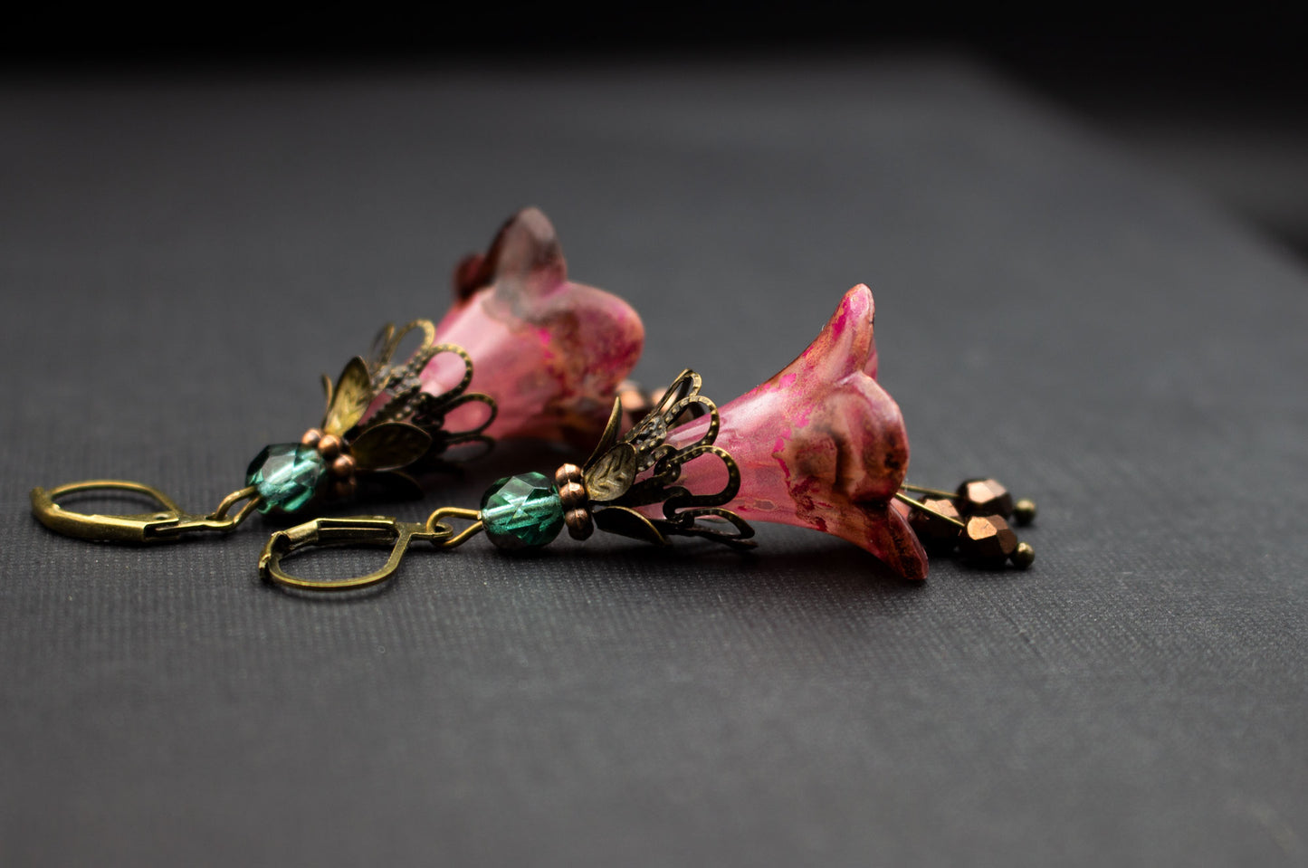 Elegante Blütenohrringe Rosa Pink Braun – Schmuck mit grünen Glasdetails