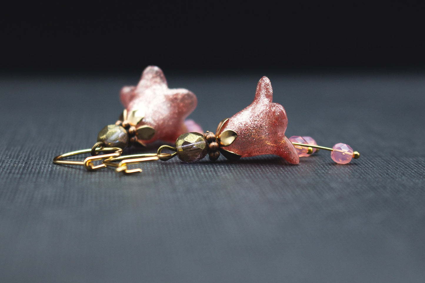 Romantische Blütenohrringe in Altrosa mit Rosa Glasperlen – eleganter Schmuck für Hochzeiten