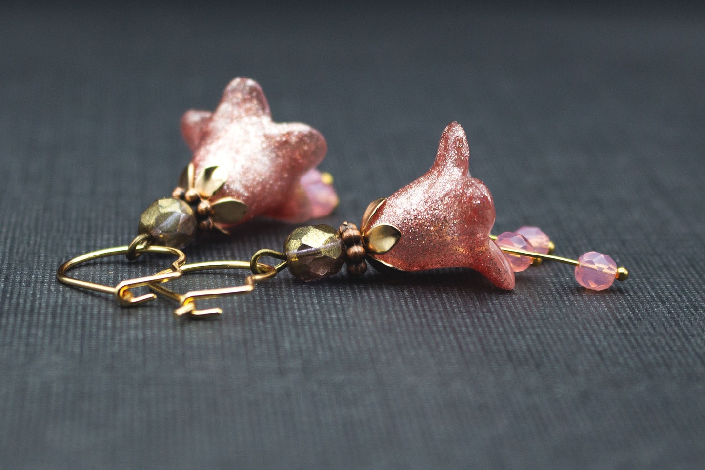 Creolen Ohrringe mit Acrylblüten in Altrosa, Glitzer und Glasperlen – femininer Ohrschmuck im Vintage-Stil