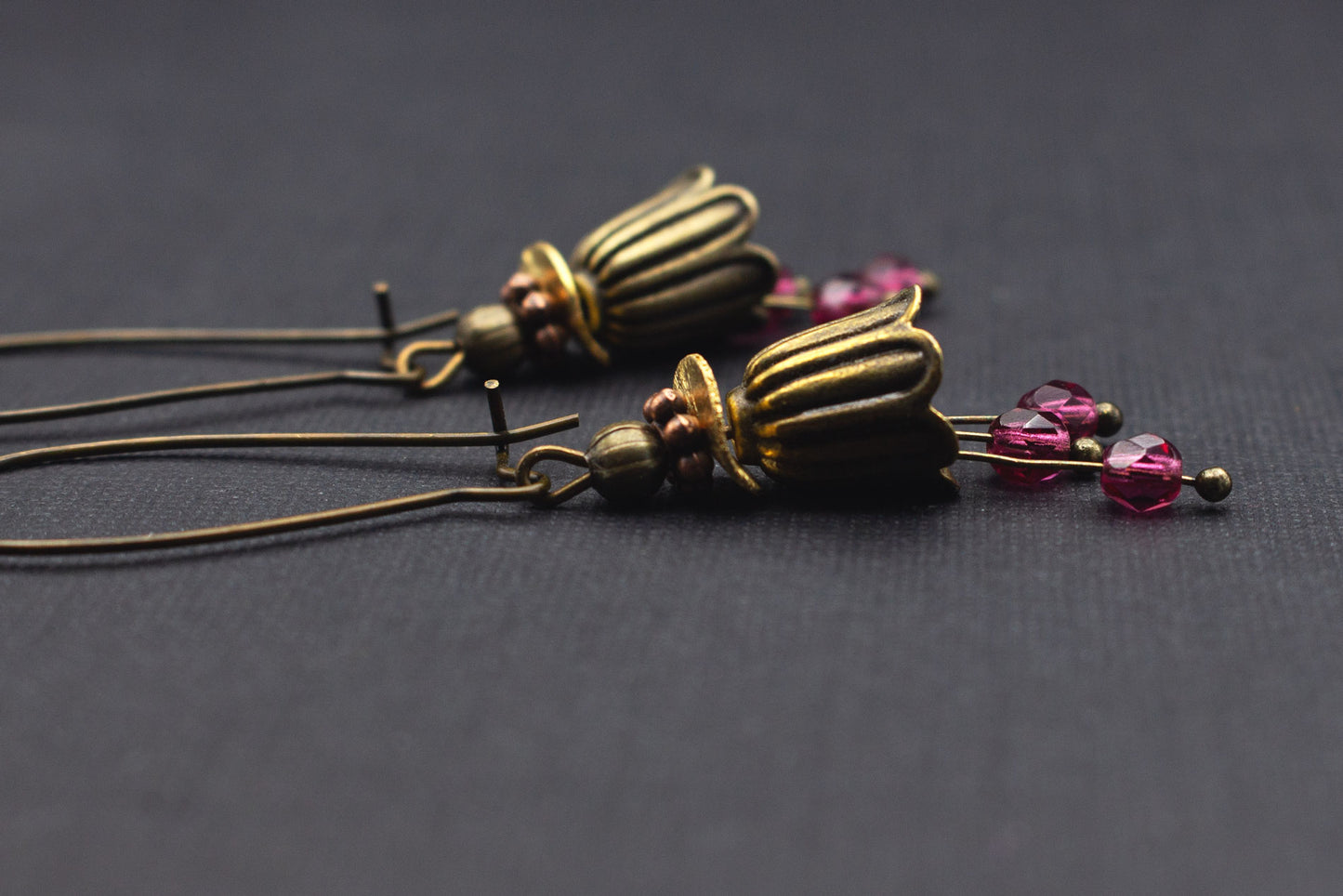 Creolen Ohrringe Antik Bronze mit Kupferdetails und Glasperlen – eleganter Vintage Schmuck
