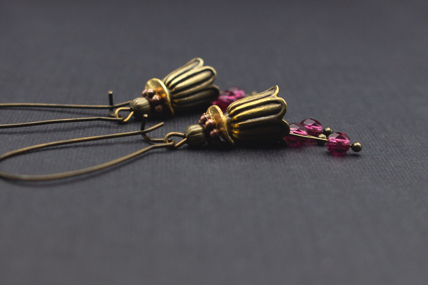 Romantische Blütenohrringe Antik Bronze mit Glasperlen in Fuchsia – stilvolle Ohrhänger