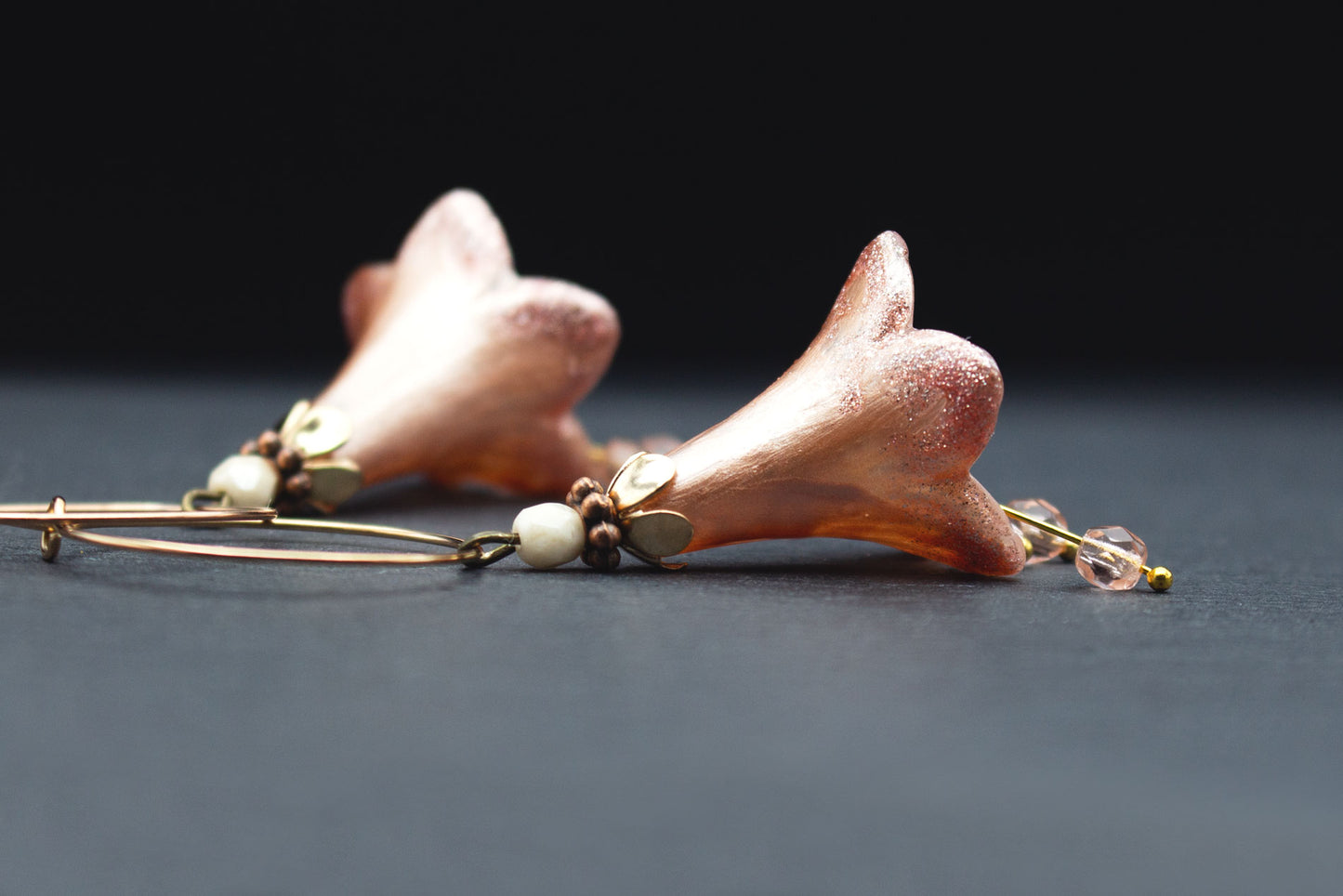 Romantische Blütenohrringe Apricot Creme mit schimmernden Blüten und Glasperlen – eleganter Ohrschmuck