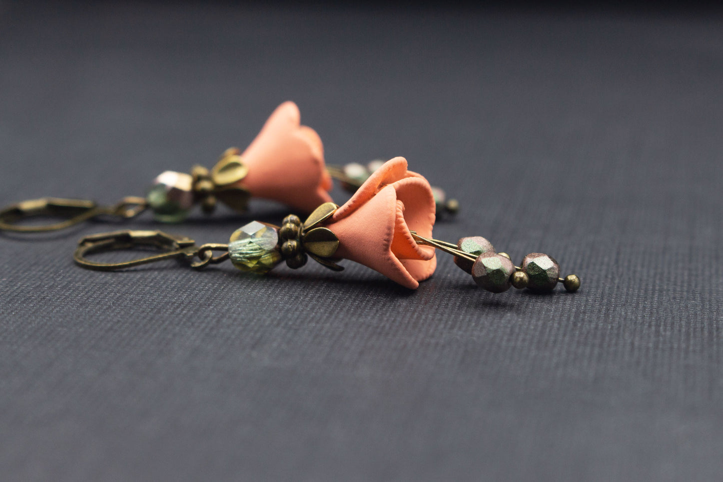 Zarte Blütenohrringe Apricot Lindgrün – femininer Ohrschmuck im Vintage-Stil