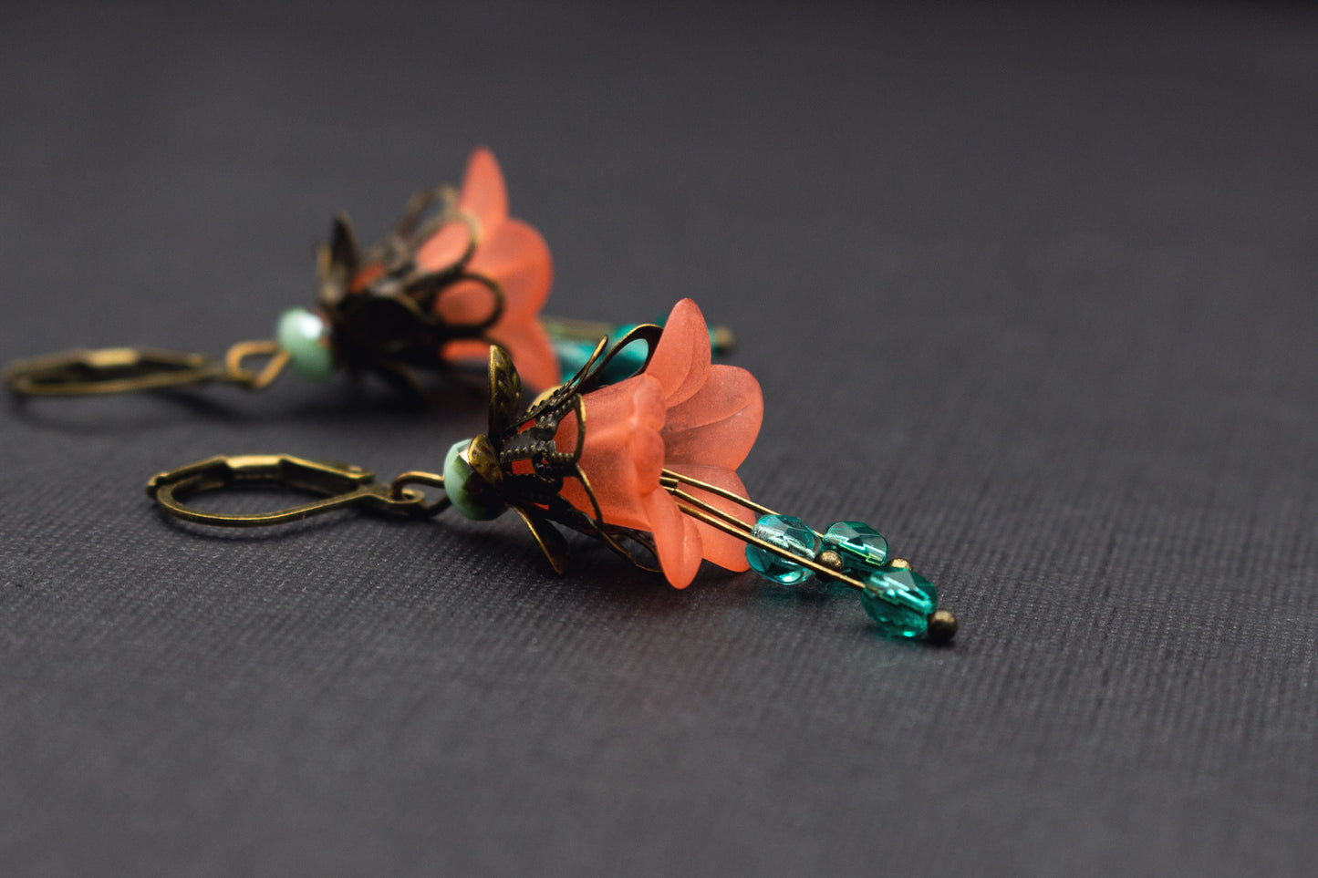 Sommerliche Blütenohrringe Apricot Rot Türkis – verspielter Schmuck