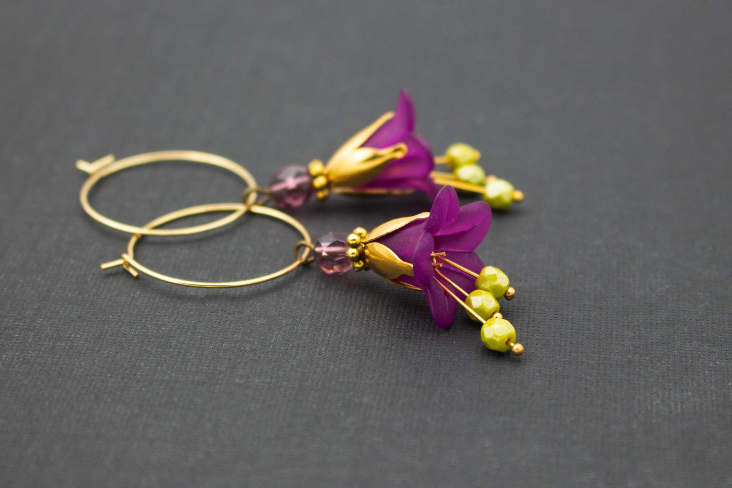 Blütenohrringe in Beere und Olivgrün mit Glasperlen – elegante Creolen in Gold