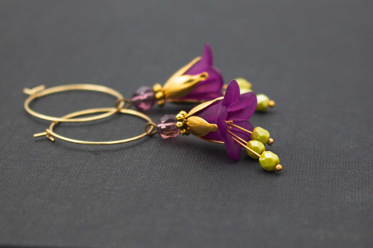 Creolen mit Blüten in Beerentönen und Olivgrün – romantischer Schmuck mit Glasperlen
