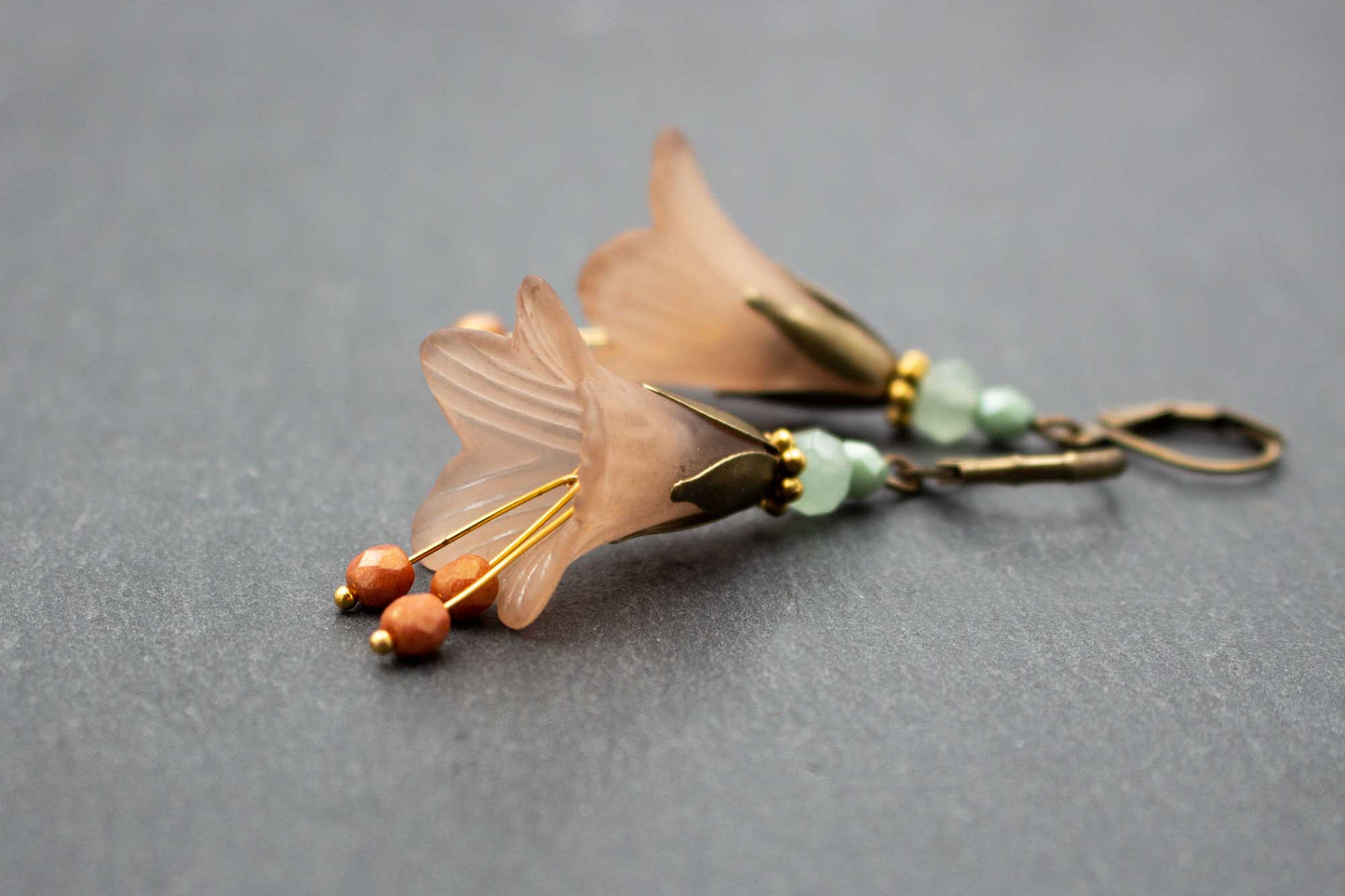 Ohrhänger mit Blüten in Beige und Lindgrün – eleganter Schmuck mit Glasperlen
