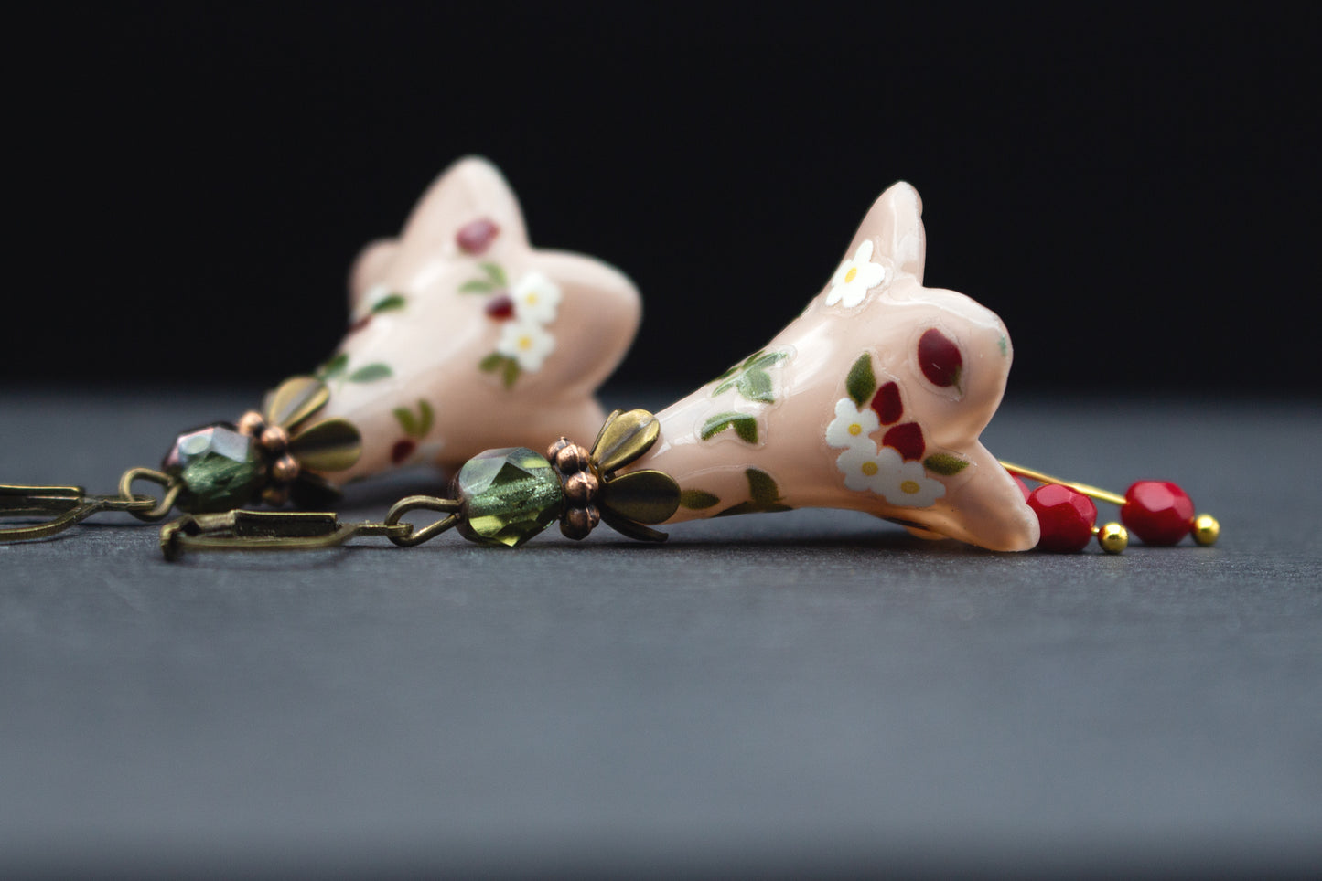 Blütenohrringe Beige mit roten und grünen Glasperlen – romantischer Schmuck im Vintage-Stil