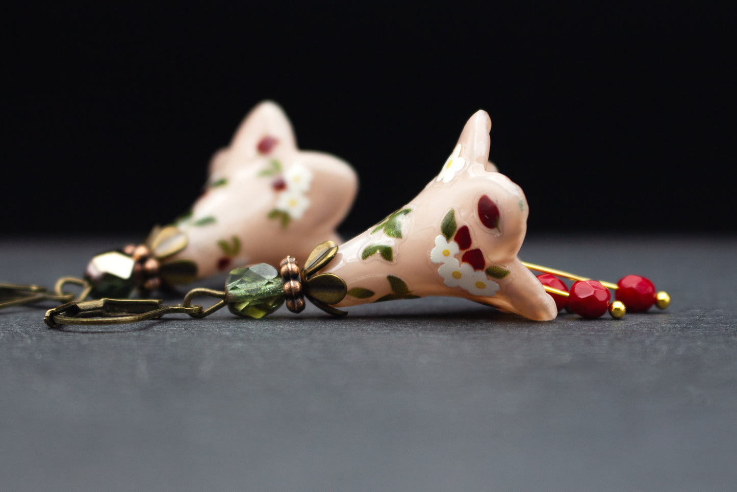 Handbemalte Blütenohrringe Beige Rot Grün – floraler Ohrschmuck verspielt und elegant