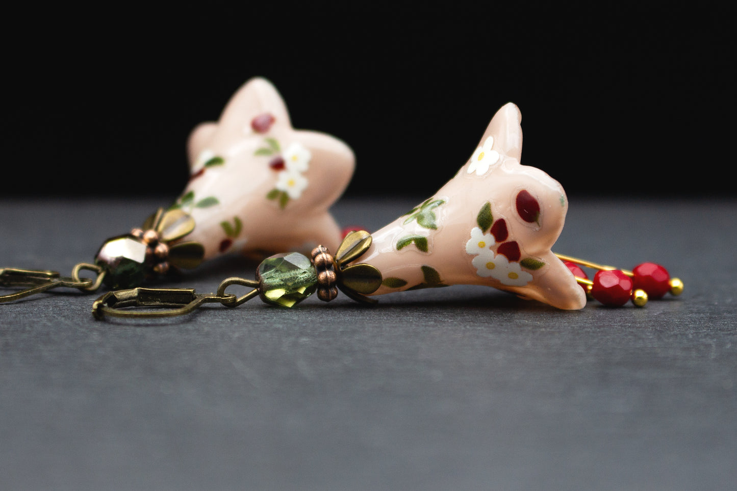 Florale Ohrringe Beige mit roten Glasperlen – romantischer Schmuck im Sommerlook