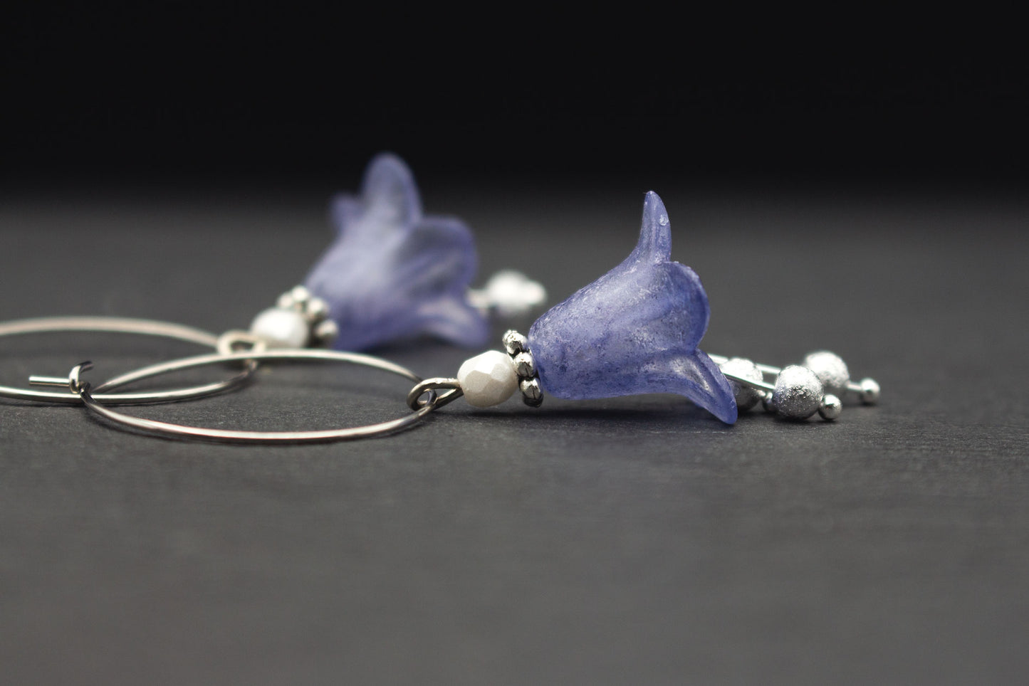 Romantische Blütenohrringe in Blau und Flieder mit Stardust-Perlen – eleganter Ohrschmuck
