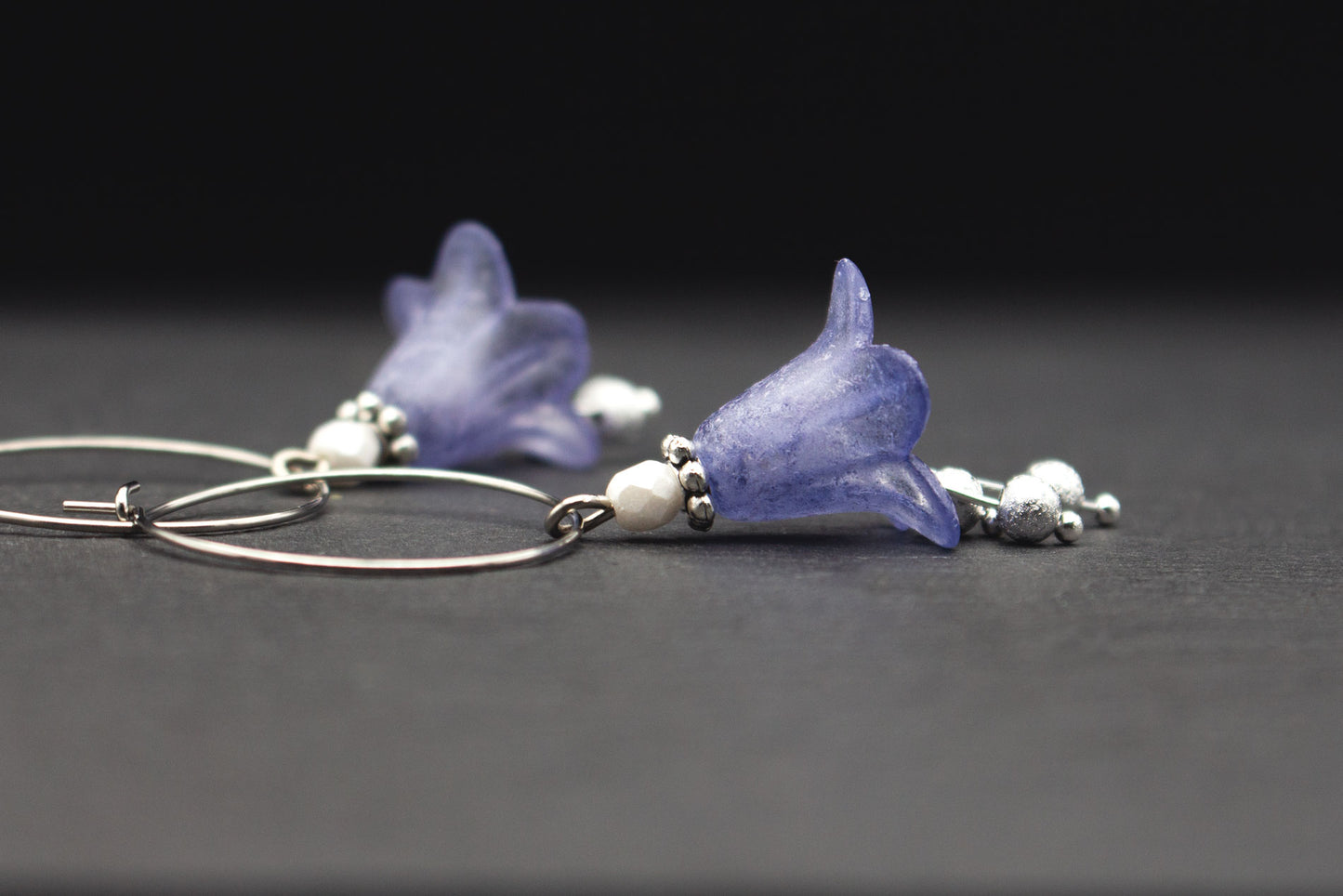Creolen Ohrringe mit Acrylblüten in Blau Flieder und Glasperlen in Weiß – stilvoller Schmuck für Hochzeit