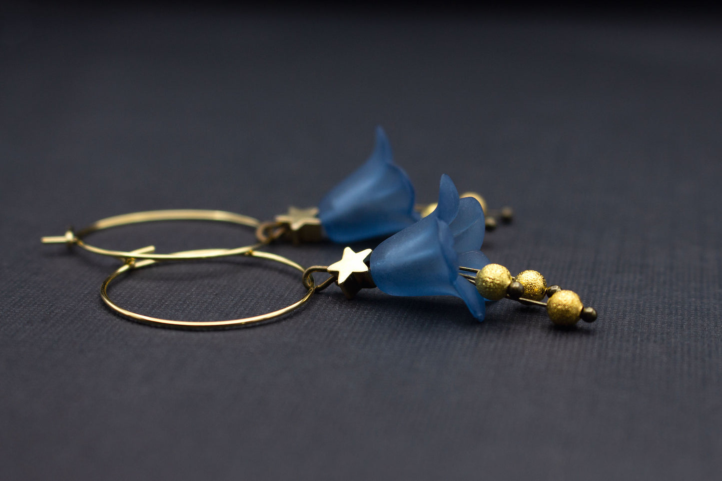 Blütenohrringe in Blau und Gold mit Sternen – elegante Creolen mit Glasperlen