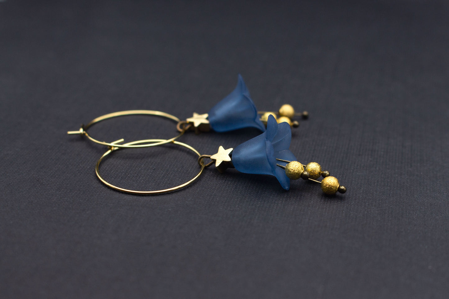 Ohrhänger mit blauen Blüten und goldfarbenen Sternen – romantischer Schmuck mit Glitzer