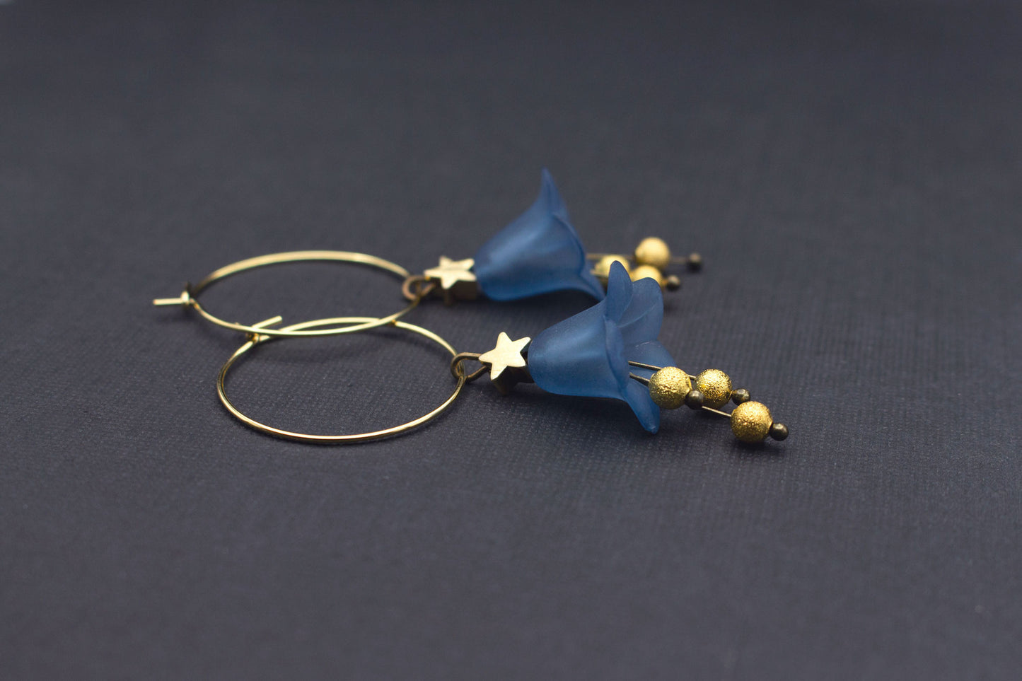 Creolen mit Blüten in Blau Gold – funkelnder Schmuck mit Sternen und Glasperlen