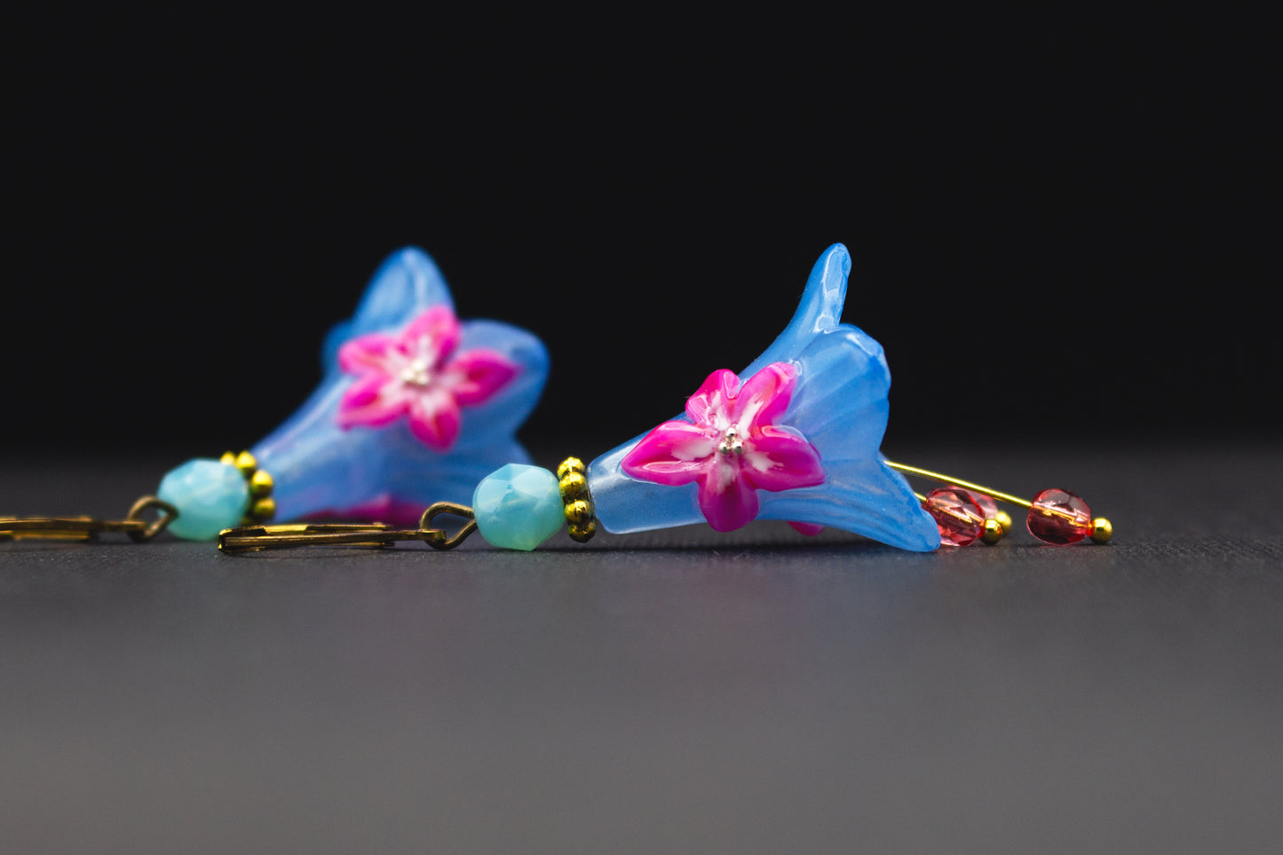 Farbenfrohe Blütenohrringe Blau Pink mit Glasperlen – romantischer Schmuck für Damen