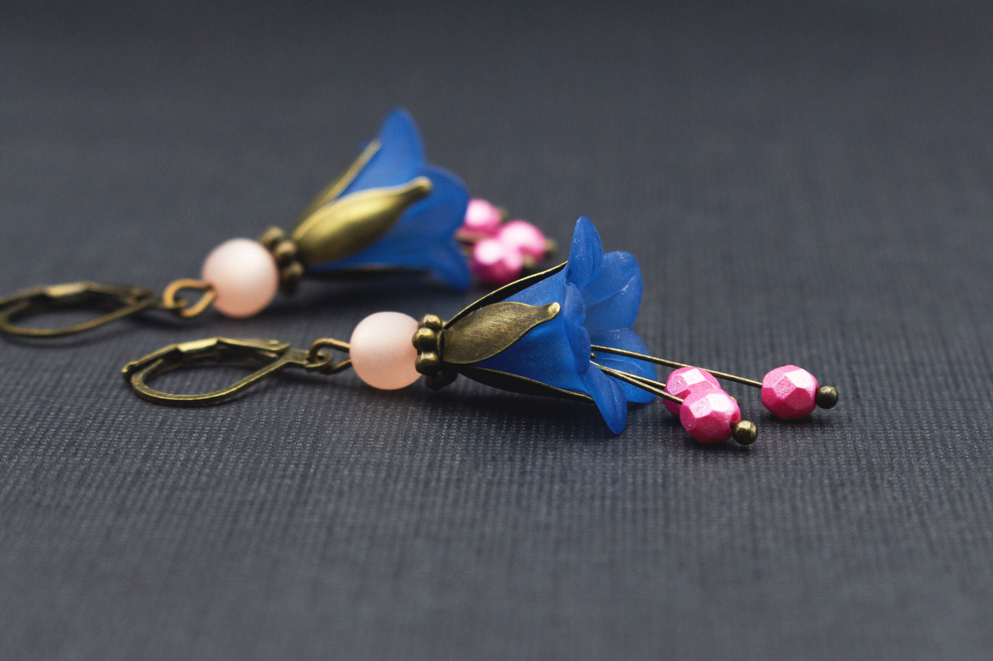 Zarte Damenohrringe mit blauen Blüten und rosa Perlen, antik-bronze