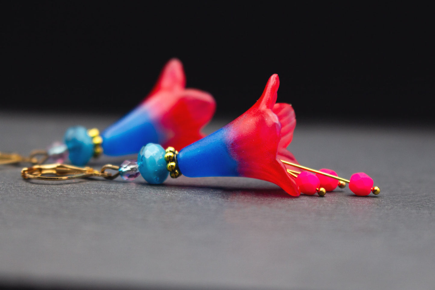 Blütenohrringe Blau Rot mit Neonpink-Glasperlen – auffälliger Farbverlauf Schmuck