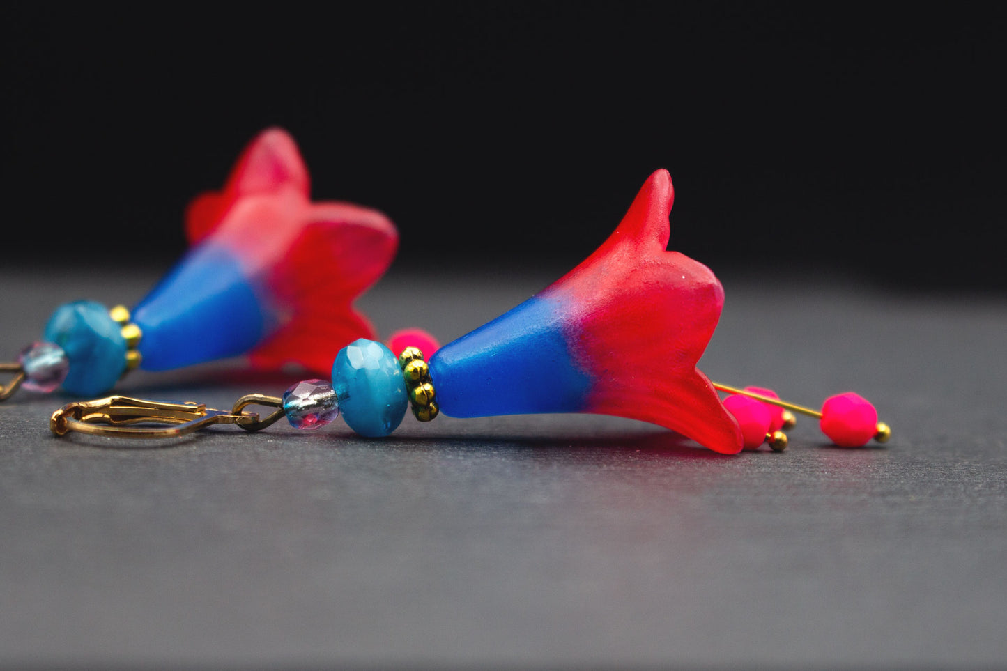 Auffällige Ohrringe Blau Rot Neonpink – floraler Schmuck im Sommerlook
