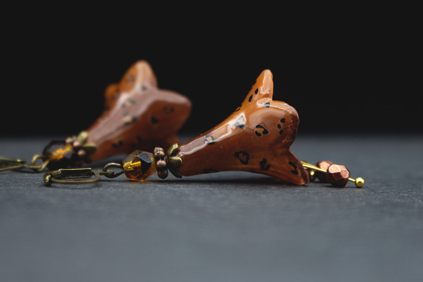 Blütenohrringe mit Leopardenmuster – trendiger Schmuck in Braun und Bronze
