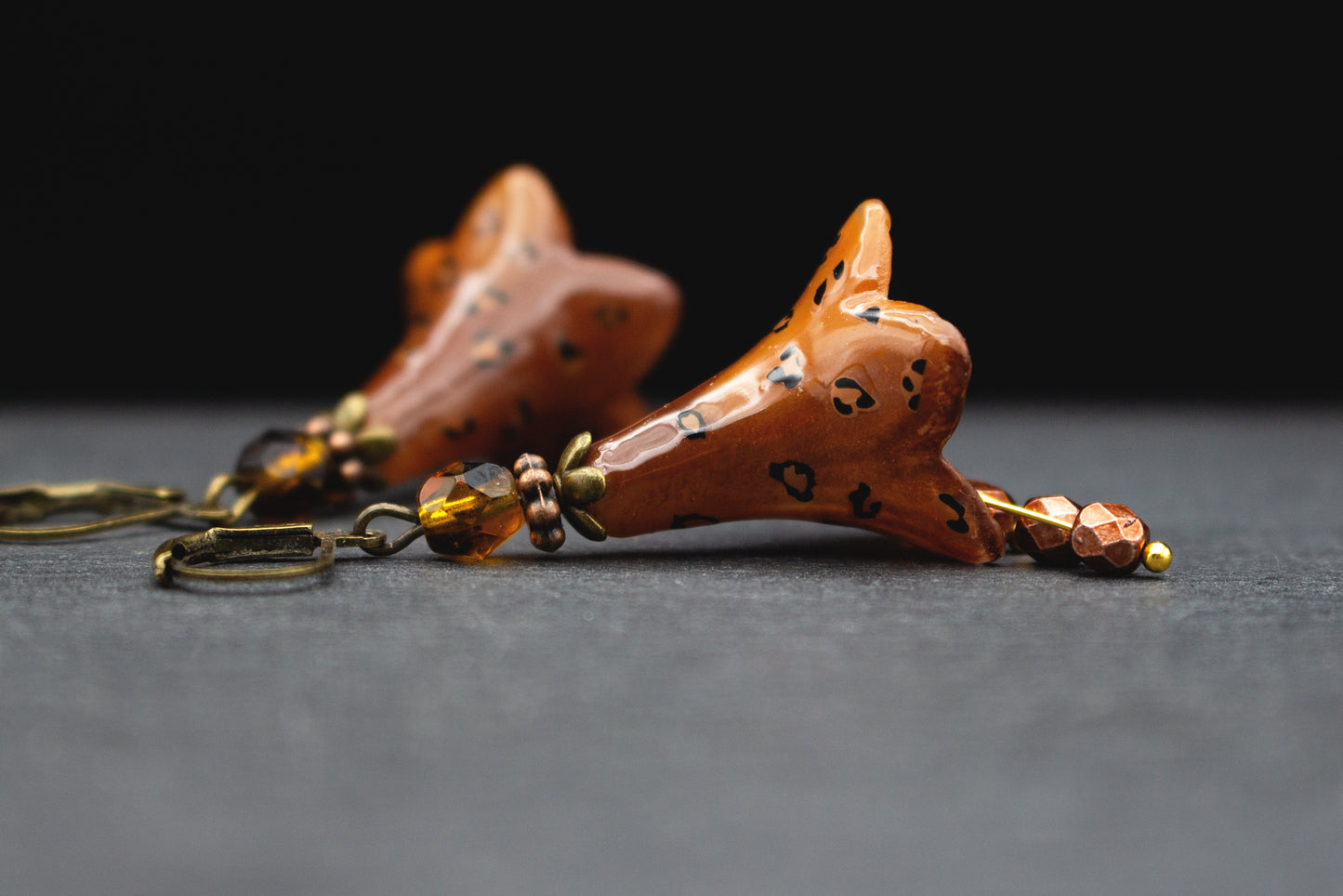 Ohrhänger Braun Animal-Look – elegante Blütenohrringe mit goldbraunen Glasperlen