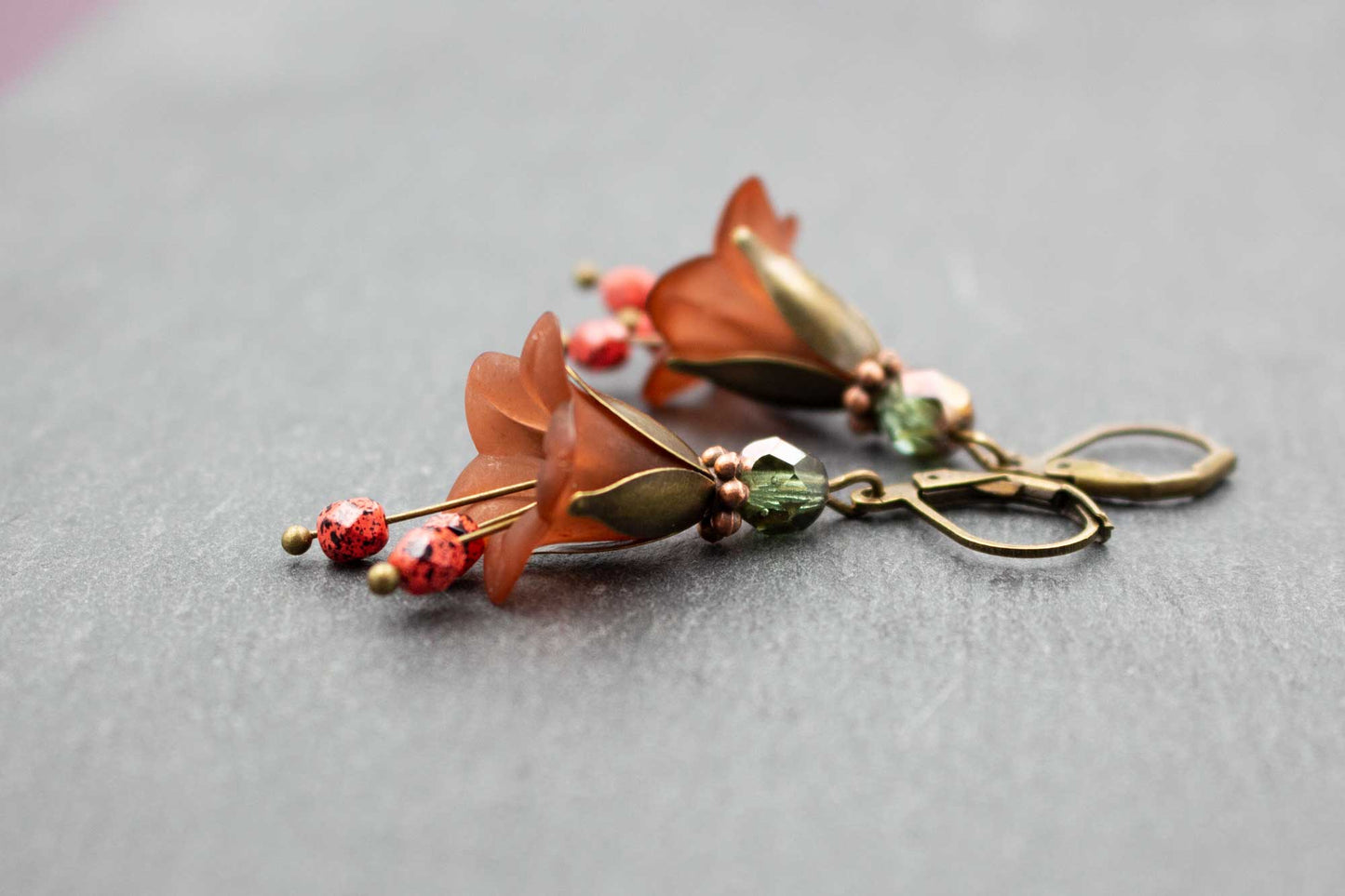 Elegante Blütenohrringe in Braun Dunkelgrün mit roten Glasperlen – herbstlicher Schmuck für Damen