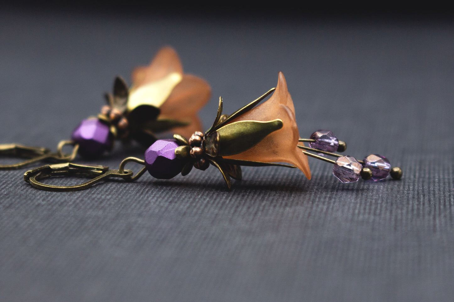 Ohrhänger mit Acrylblüten in Braun und Lila Glasperlen – stilvoller Schmuck im Boho-Look