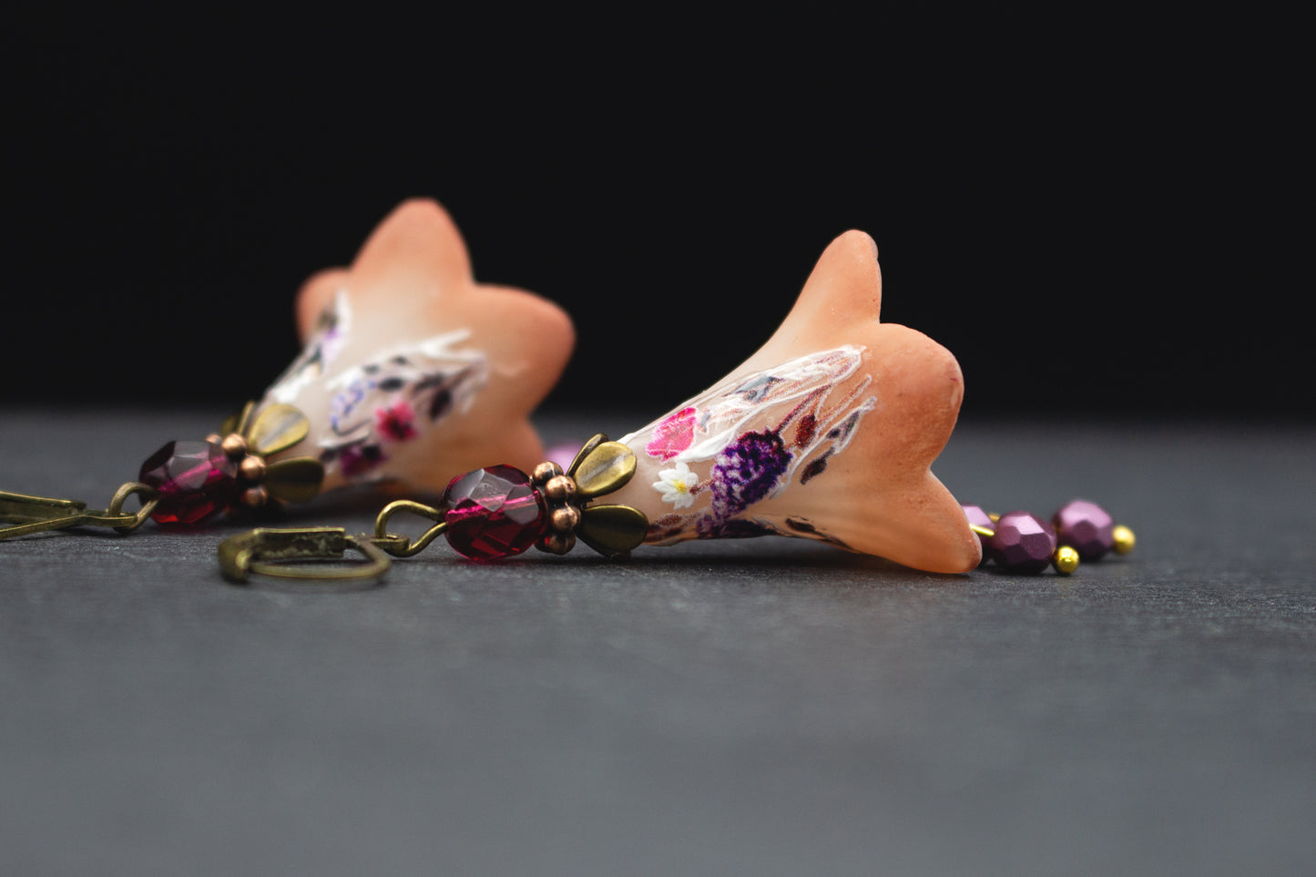 Blütenohrringe Braun Wildblumenmuster – eleganter Schmuck in warmen Erdtönen