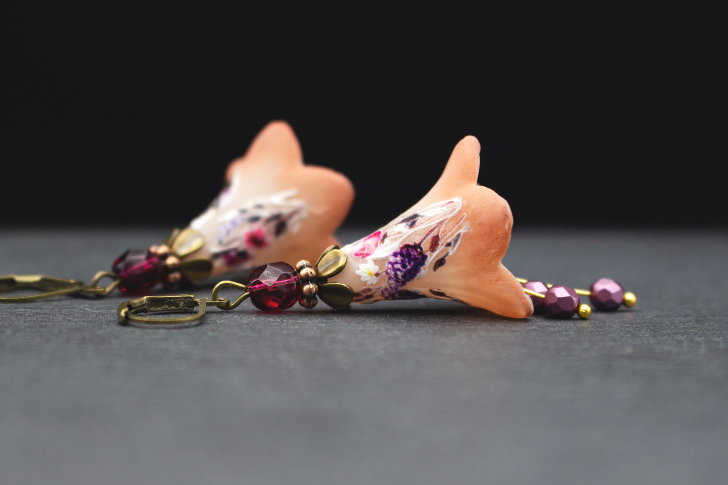 Ohrhänger in Braun und Violett – florale Blütenohrringe mit Glasperlen