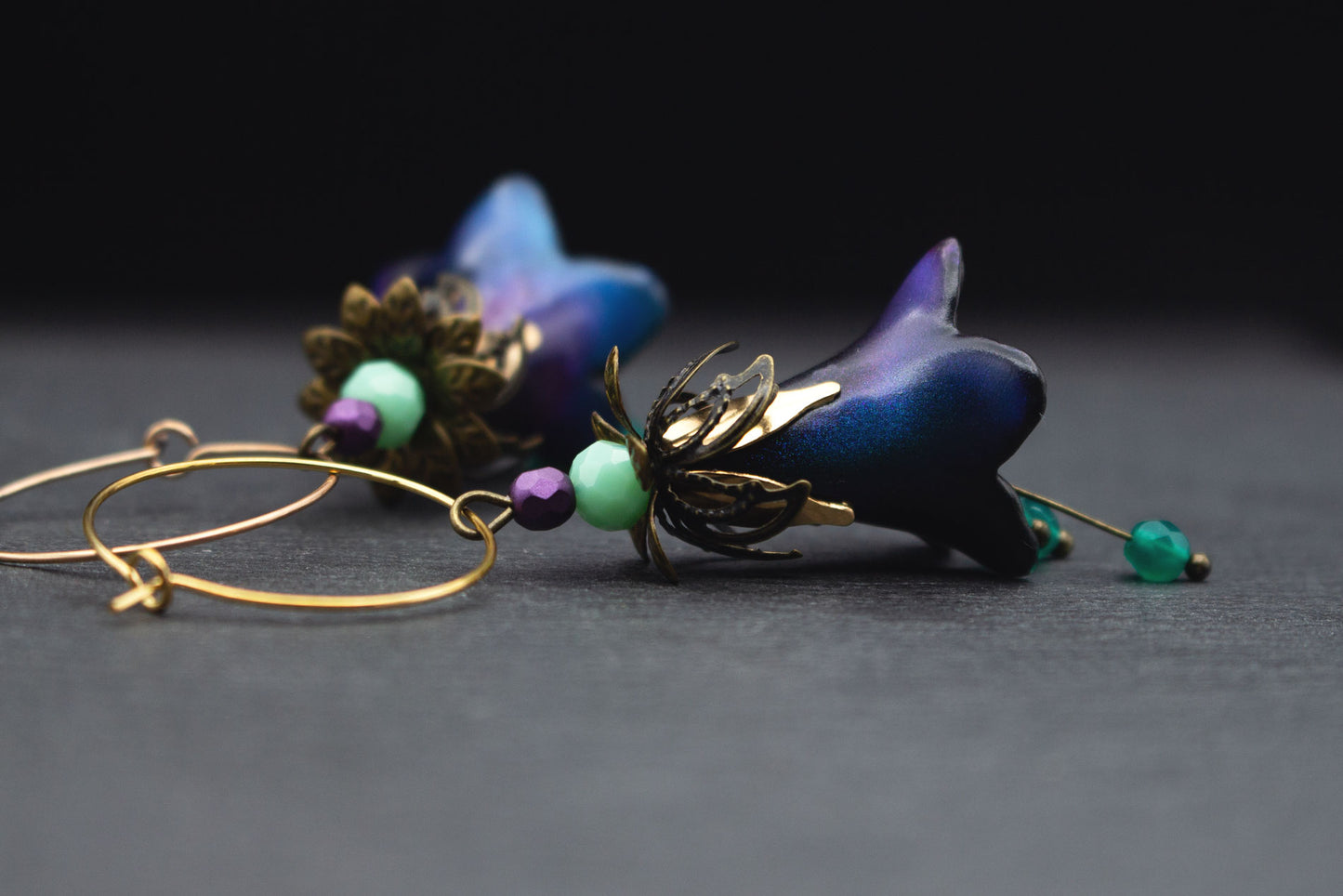 Blütenohrringe Lila Grün mit Cat-Eye-Schimmer – romantischer Ohrschmuck im Boho Vintage Stil