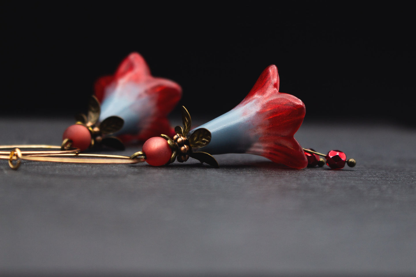 Detailansicht Blütenohrringe in Grau-Rot mit Beerenperlen und Metallic-Glasperlen