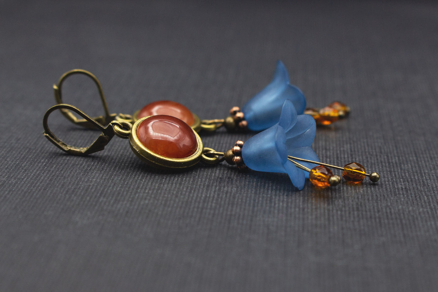 Seitliche Ansicht romantischer Glockenblumen-Ohrringe in Dunkelblau und Braun mit Glasperlen