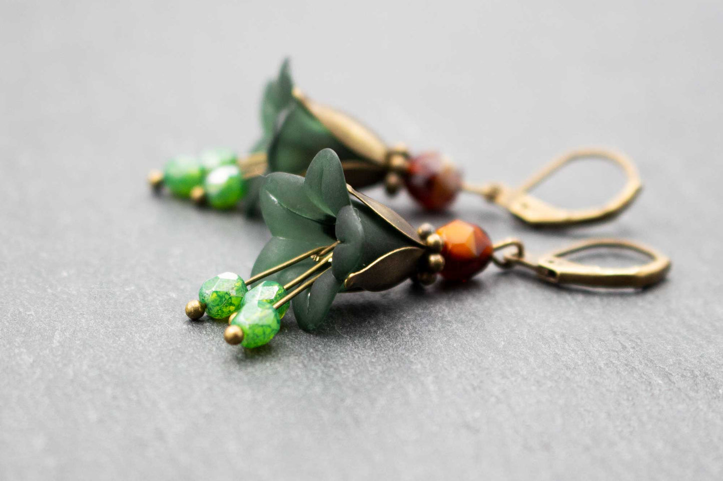 Ohrhänger mit Blüten in Dunkelgrün und Braun – romantischer Schmuck inspiriert von der Natur