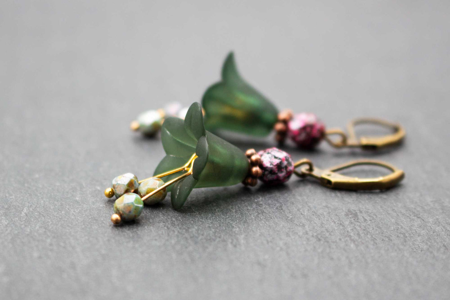 Elegante Blütenohrringe Dunkelgrün Rosa Schwarz – stilvoller Schmuck im Vintage-Stil
