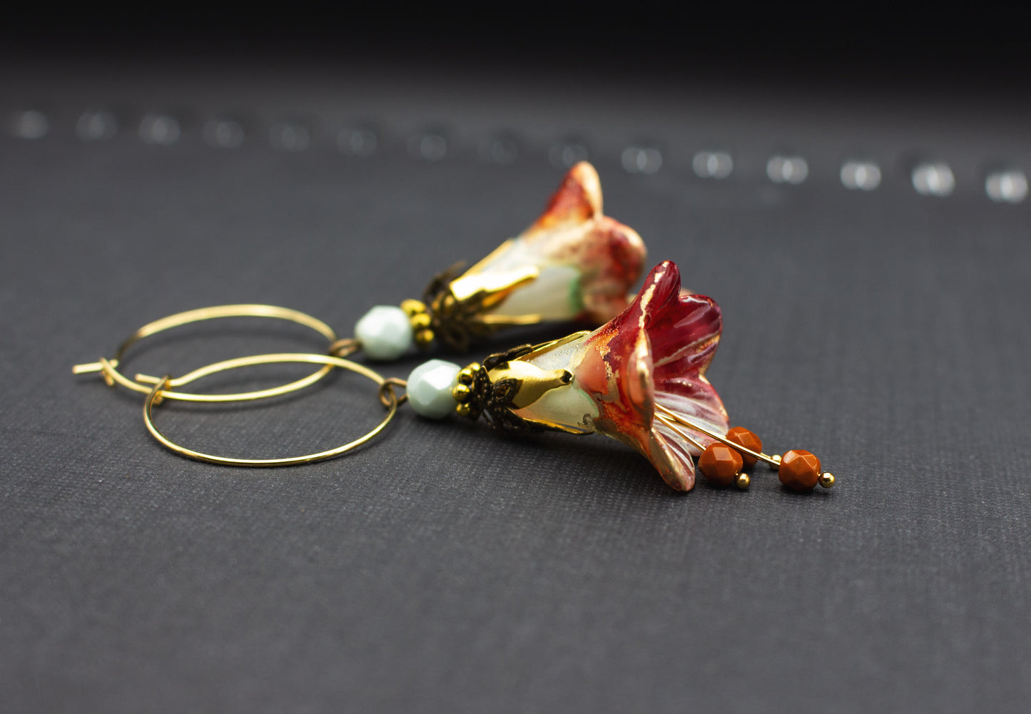 Ohrhänger mit Blüten in Dunkelrot Mint – romantischer Schmuck mit Glasperlen