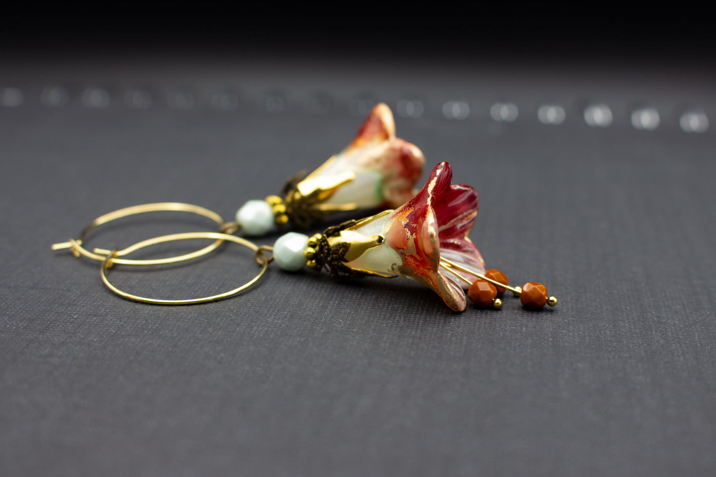 Creolen mit handbemalten Blüten in Rot und Mint – elegante Ohrringe in Gold