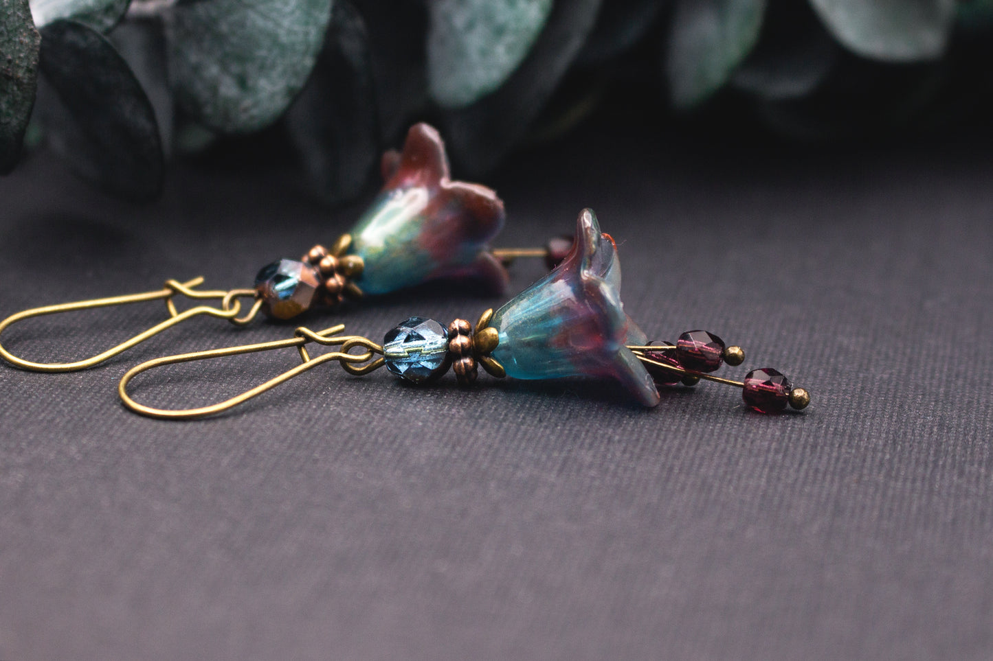 Handgefertigte Blütenohrringe in Dunkelrot und Petrolblau mit individueller Farbstruktur